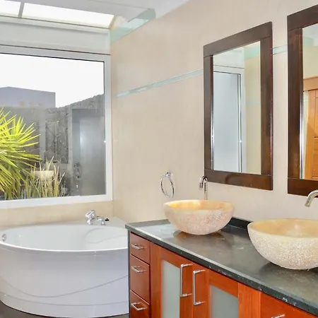 Sleeps 8 Air Con Wifi Villa *