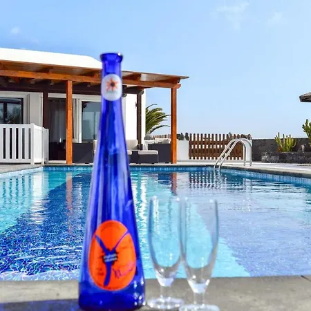 Villa Sleeps 8 Air Con Wifi *