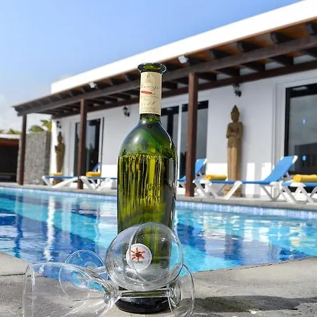 Sleeps 8 Air Con Wifi Villa