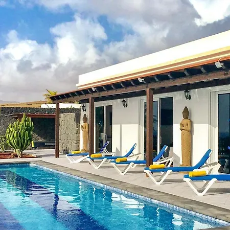 Sleeps 8 Air Con Wifi Villa *